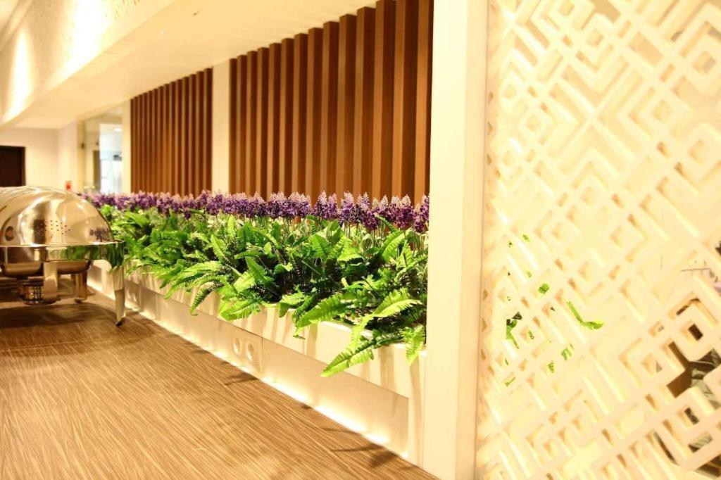 Hotel Astoria Bandar Lampung Buitenkant foto