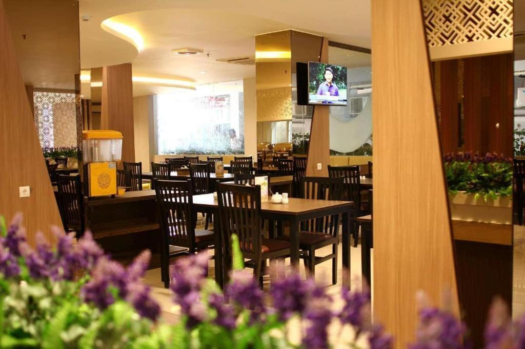 Hotel Astoria Bandar Lampung Buitenkant foto